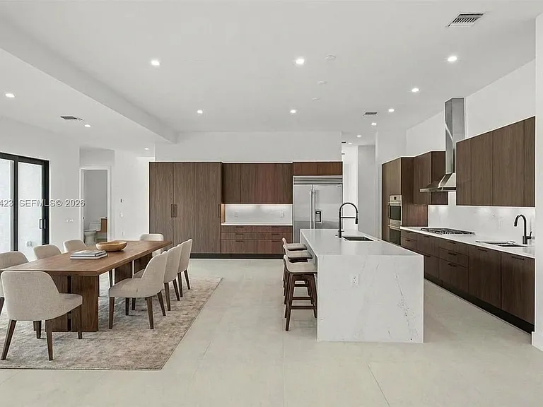 5718 Ashwood Cir W — Photo 2