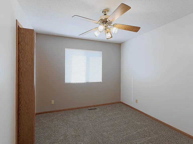 5400 S 32nd St — Photo 15