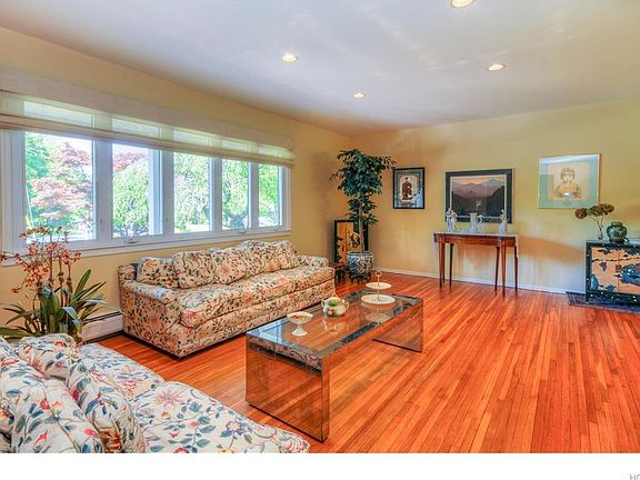3rd image of 934 Flint Ct