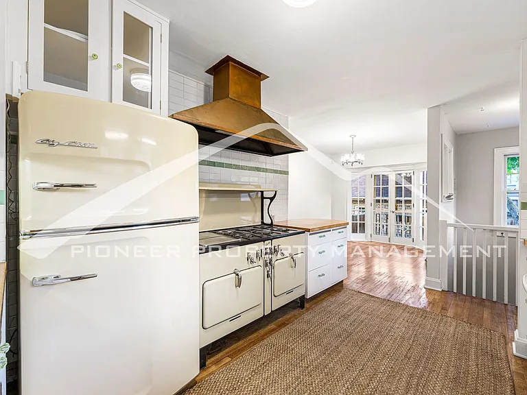 2324 Stuart St — Photo 10