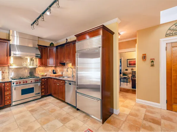 895 Summit Avenue image 13 of 22