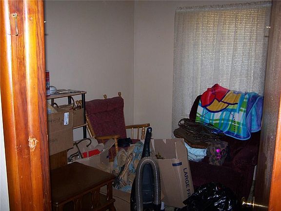 5th image of 820 SE 38th St