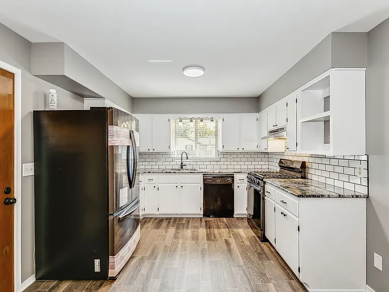 873 E Greenway Ct — Photo 4