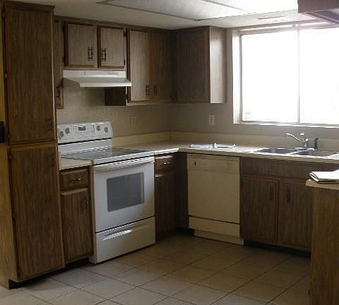 4th image of 539 E Royal Palms Dr