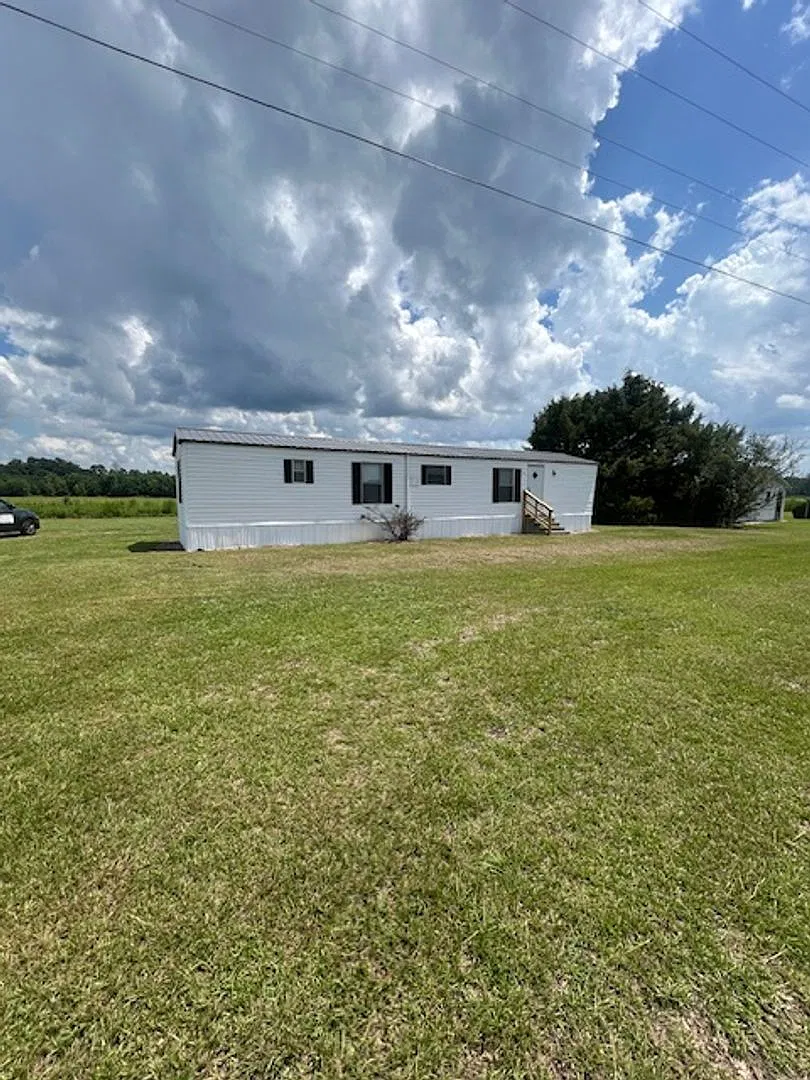 3-bedroom, 2-bath mobile home — Photo 2