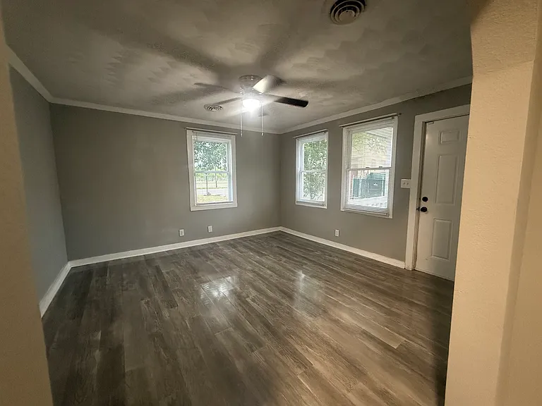 2404 Hartford St — Photo 3