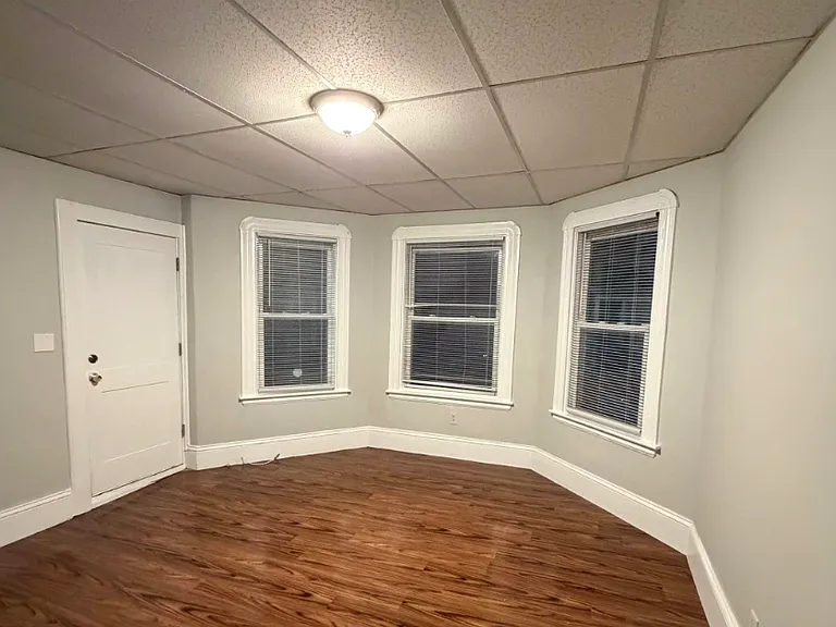 75 Crapo St New Bedford Spacious 3 Bedroom / 1 Bath New Appliances, Near the Beach! — Photo 13