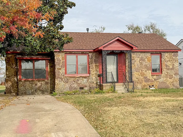 203 W Dale St — Photo 2