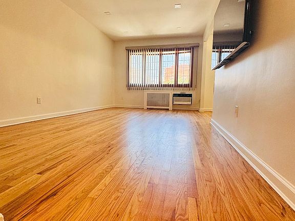 3rd image of 25-29 42nd St #1BALCONY