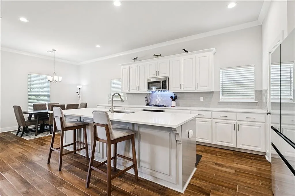 4 bed, 2122 sqft, $2,500 — Photo 4