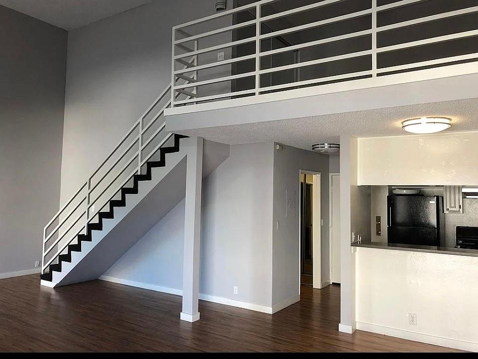 1st image of 7044 Hawthorn Ave #3