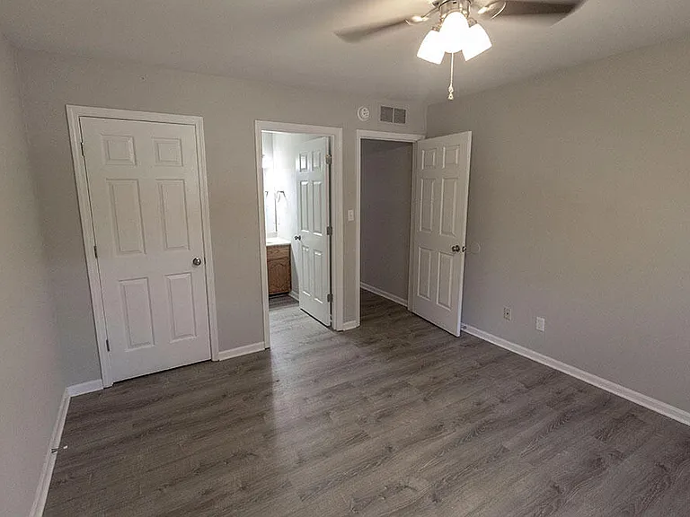 1915 Greenleaves Ct — Photo 16