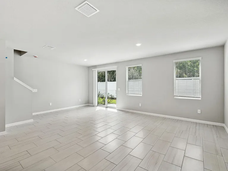 423 Salisbury Cir — Photo 3