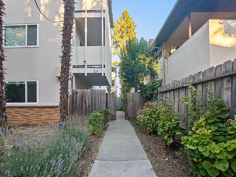 Curtner Villa Apartments — Photo 15