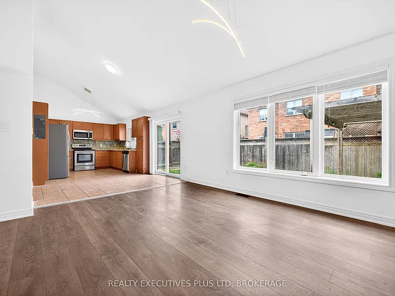 389 Wright Cres — Photo 11