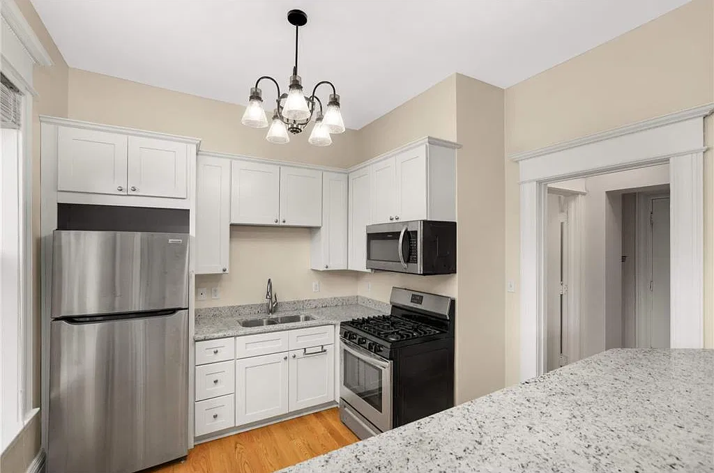 1 bed, 743 sqft, $1,350 — Photo 4