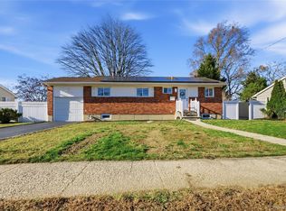 26 Wilshire Dr, North Babylon, NY 11703