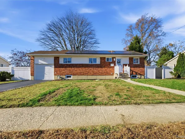 26 Wilshire Drive, North Babylon, NY 11703