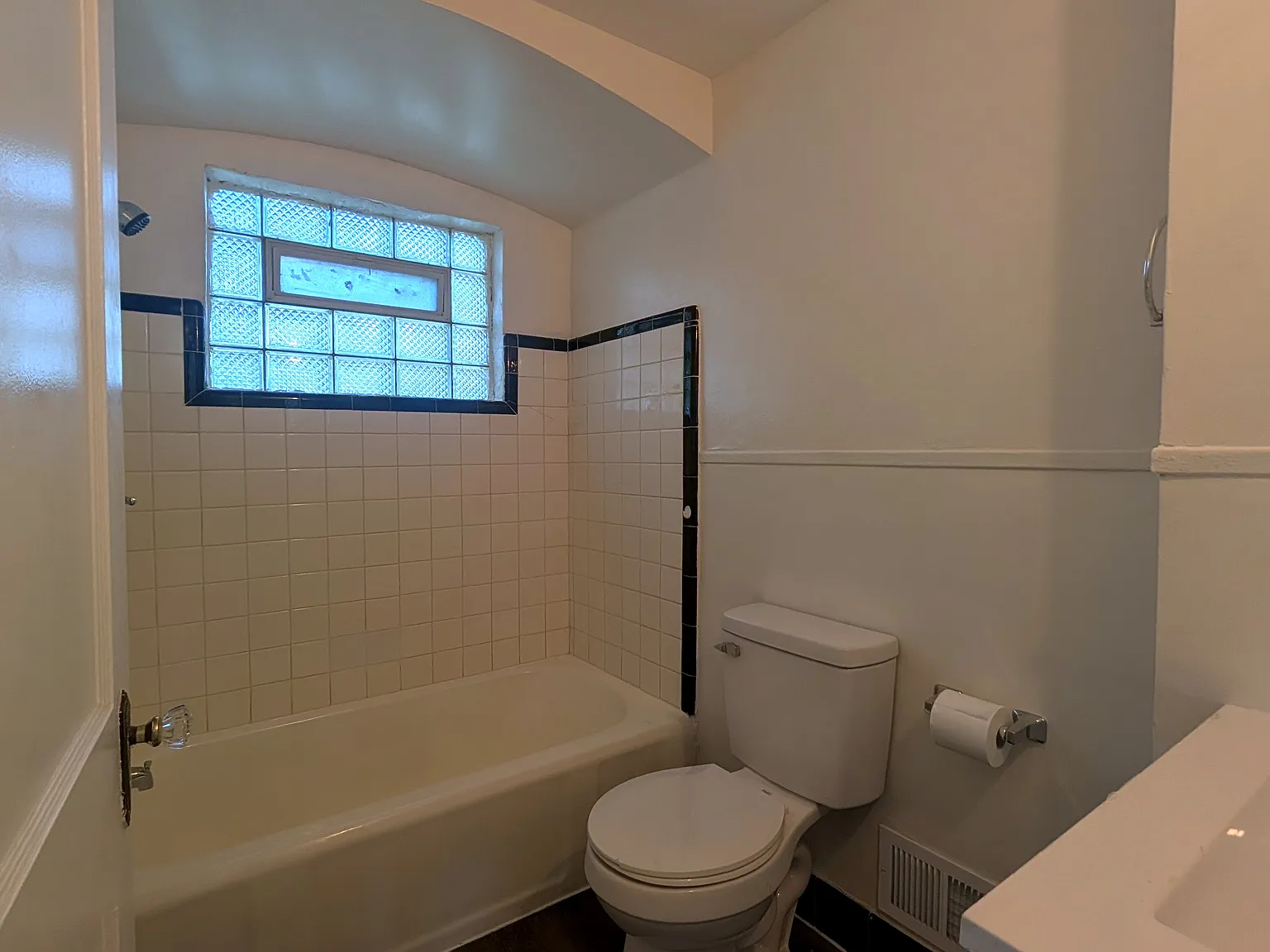2 bed, 850 sqft, $1,400 — Photo 3