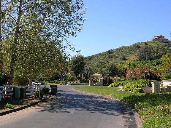 4th image of 3375 Vista Norte