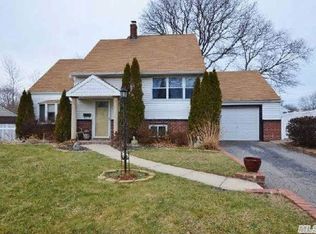 3 Oaktree Ln, Huntington Station, NY 11746
