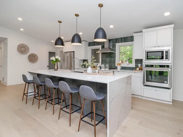 3932 Auburn Dr, Minnetonka, MN 55305