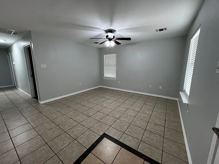 511 W Live Oak St #B — Photo 3