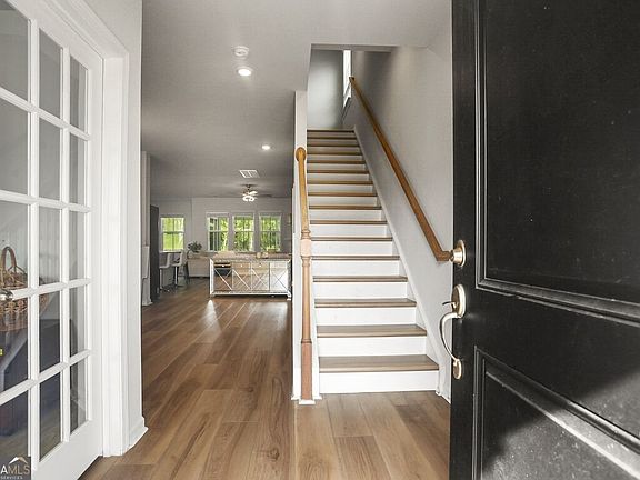 4th image of 77 Woodbury Ln