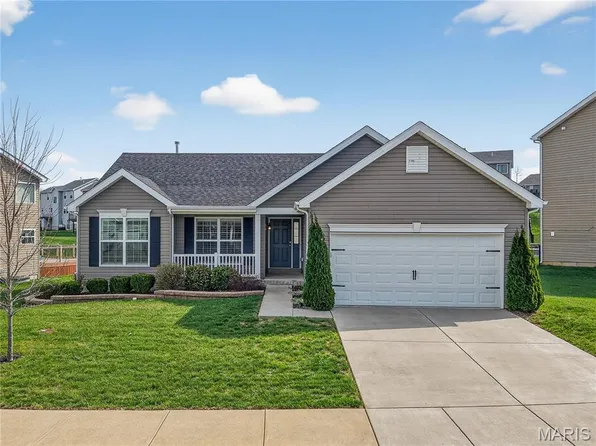 125 Hidden Bluffs Dr, Lake Saint Louis, MO 63367