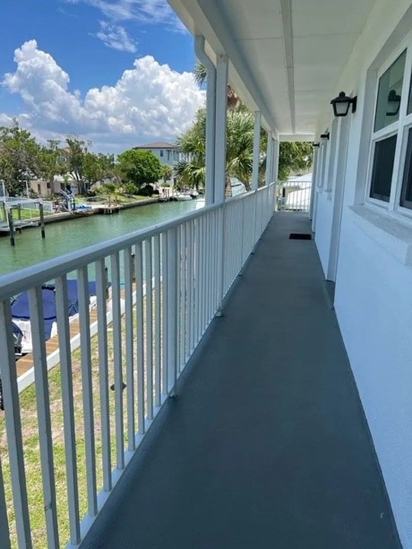 1BR/1BA Newly Renovated Canal front Condo on Venice Island — Photo 3