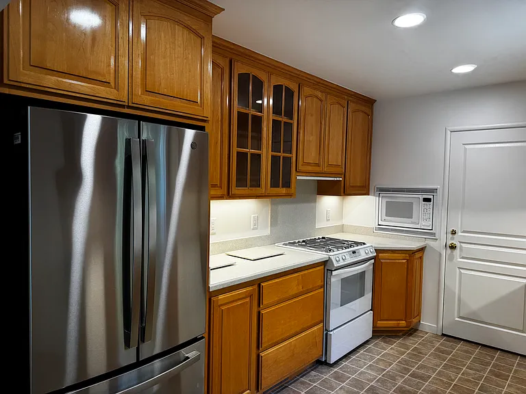 221 Colorado Ave — Photo 10