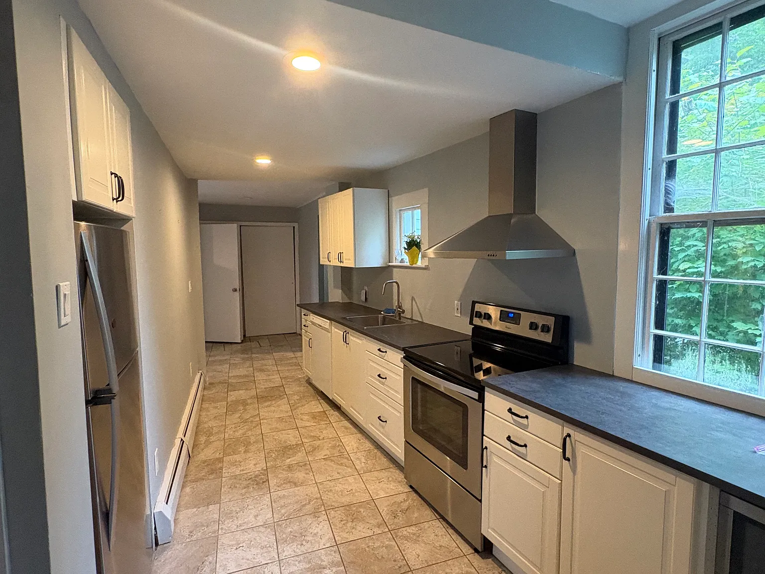 3 bed, 1.5 bath, 1300 sqft, $2,950 — Photo 3