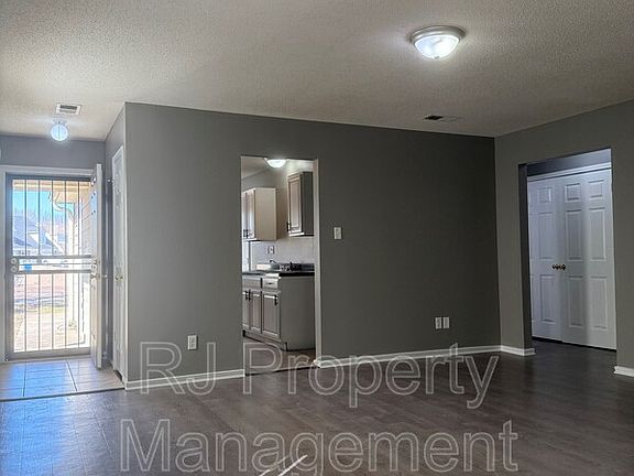 5th image of 4817 Royal Run Dr