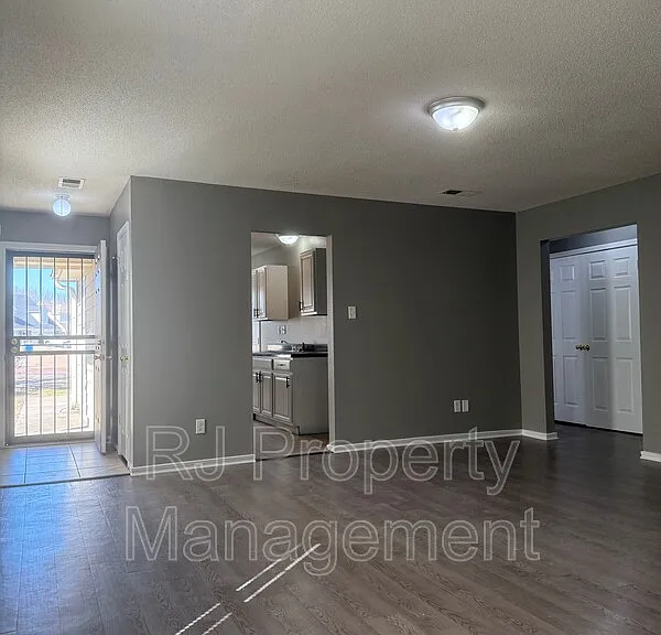 4817 Royal Run Dr — Photo 5