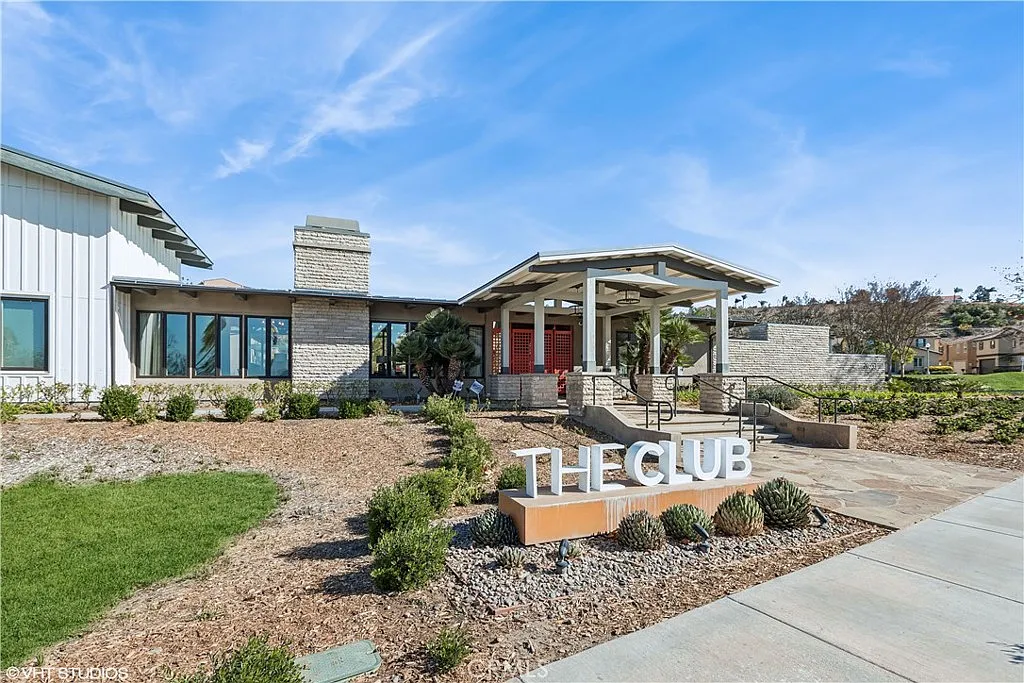 4 bed, 2241 sqft, $4,350 — Photo 4