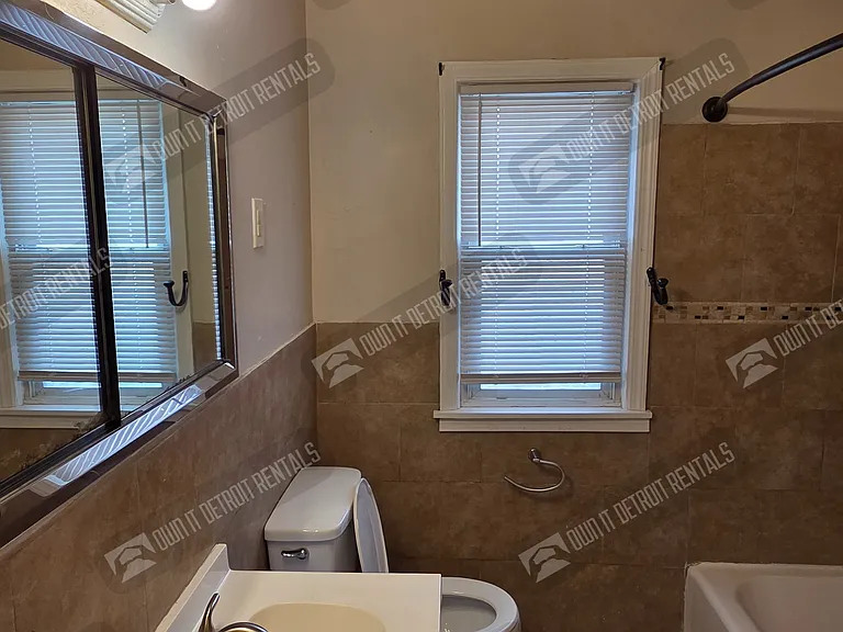 20252 Roscommon St — Photo 26