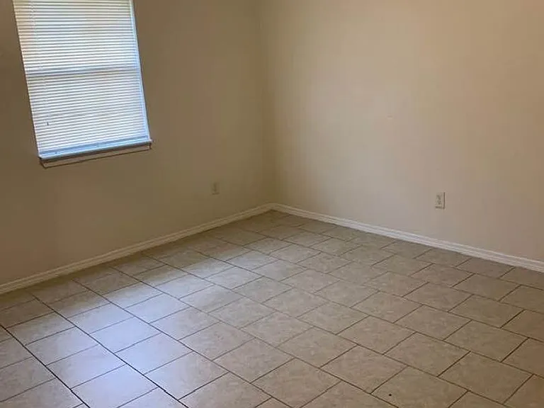 704 W Johnson St — Photo 10