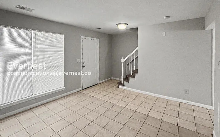 2463 Hampstead Dr — Photo 5