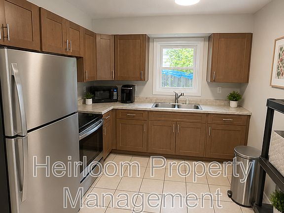 3rd image of 902 N 11th Ave E APT 1