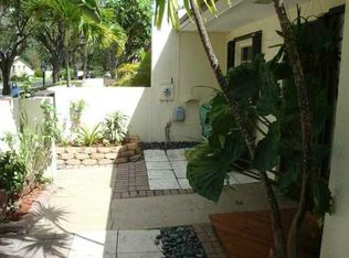 13820 Kendale Lakes Dr, Miami, FL 33183
