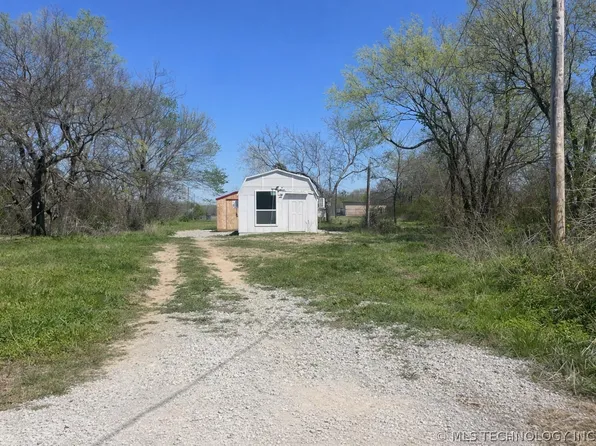 104 SE Freeman St, Canadian, OK 74425