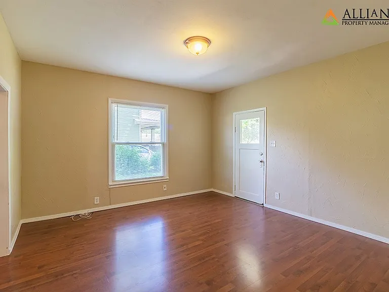 1006-1008 Houston St — Photo 5
