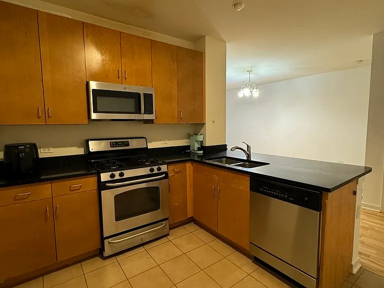 1155 W Roosevelt Rd #204 — Photo 6