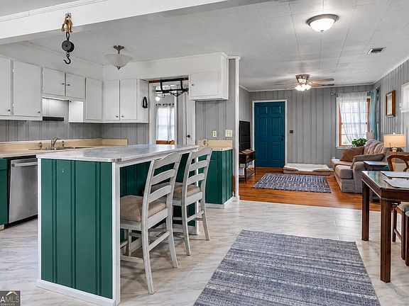 3rd image of 215 Rutland Cir