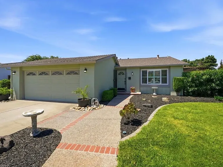 17065 Peppertree Dr — Photo 2