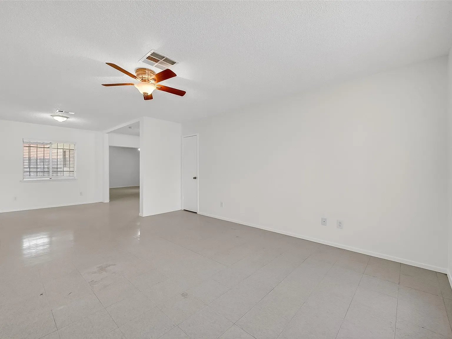 3 bed, 2.0 bath, 1382 sqft, $1,700 — Photo 2