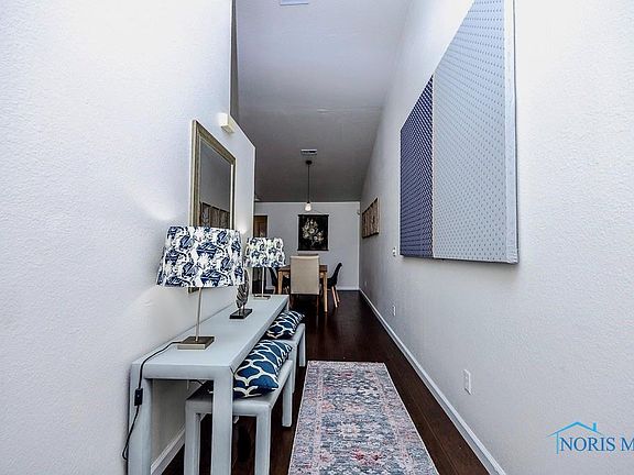 2nd image of 948 Linden Ln #948
