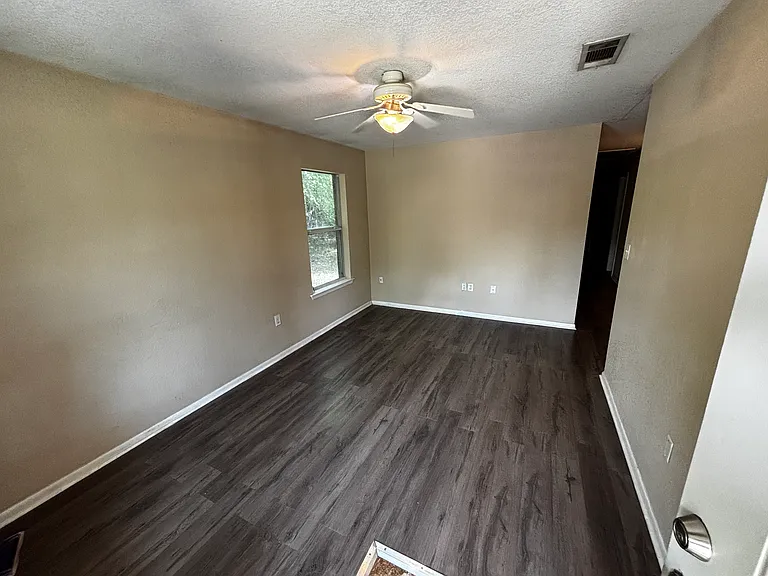 953 W Elm St — Photo 7