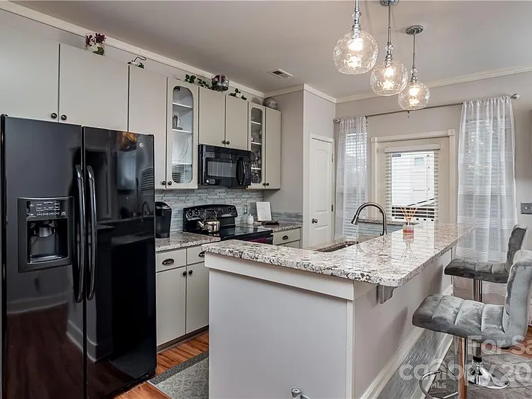 744 Seigle Point Dr — Photo 4