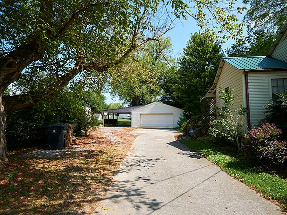 2nd image of 3116 Fairway Dr